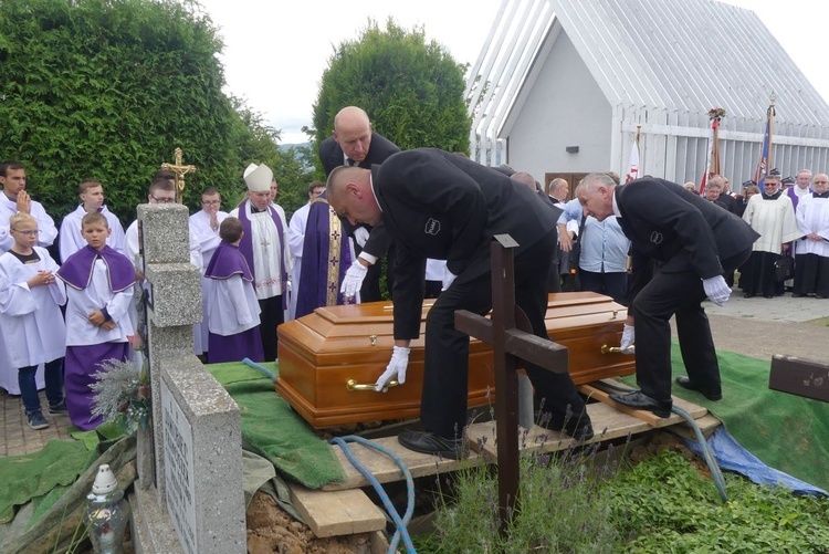 Ostatnie pożegnanie ks. prał. Franciszka Płonki w rodzinnym Zarzeczu