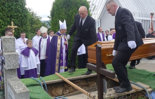 Ostatnie pożegnanie ks. prał. Franciszka Płonki w rodzinnym Zarzeczu