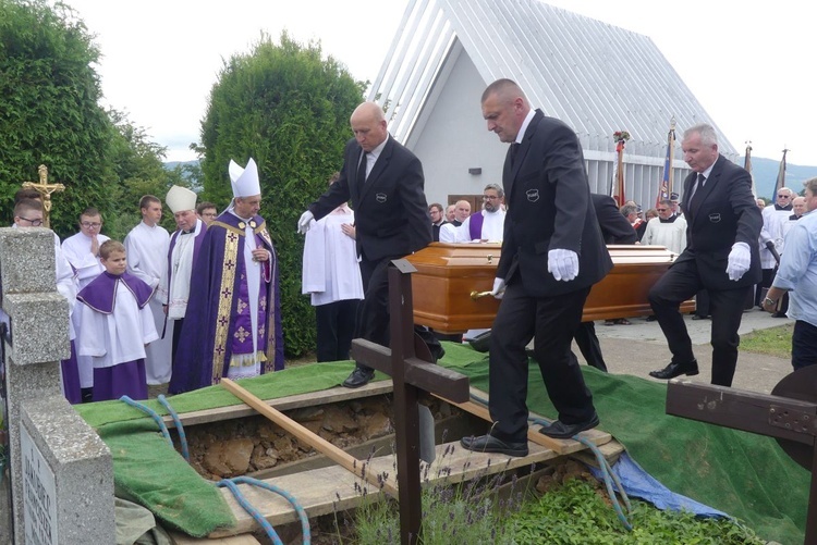 Ostatnie pożegnanie ks. prał. Franciszka Płonki w rodzinnym Zarzeczu