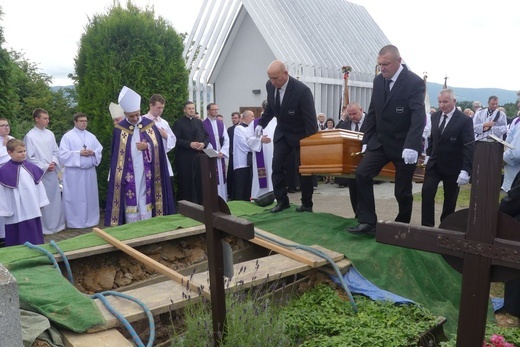 Ostatnie pożegnanie ks. prał. Franciszka Płonki w rodzinnym Zarzeczu