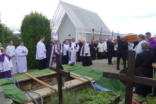 Ostatnie pożegnanie ks. prał. Franciszka Płonki w rodzinnym Zarzeczu