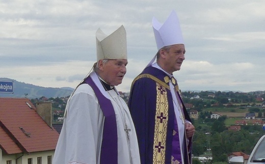 Ostatnie pożegnanie ks. prał. Franciszka Płonki w rodzinnym Zarzeczu