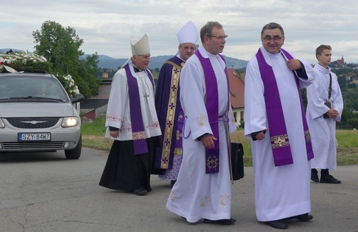 Ostatnie pożegnanie ks. prał. Franciszka Płonki w rodzinnym Zarzeczu