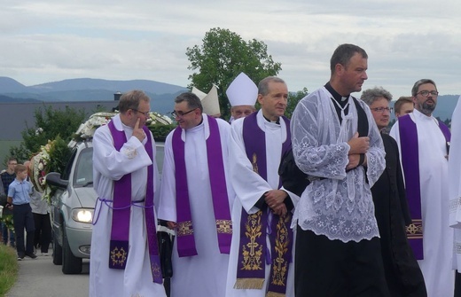 Ostatnie pożegnanie ks. prał. Franciszka Płonki w rodzinnym Zarzeczu