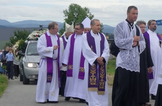 Ostatnie pożegnanie ks. prał. Franciszka Płonki w rodzinnym Zarzeczu