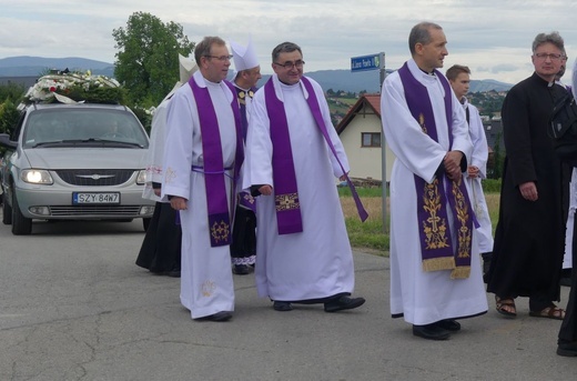 Ostatnie pożegnanie ks. prał. Franciszka Płonki w rodzinnym Zarzeczu