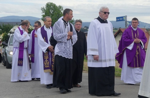 Ostatnie pożegnanie ks. prał. Franciszka Płonki w rodzinnym Zarzeczu