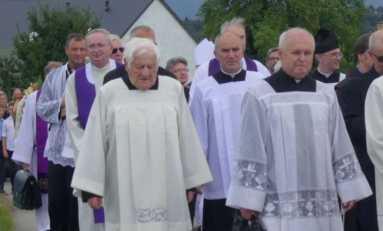 Ostatnie pożegnanie ks. prał. Franciszka Płonki w rodzinnym Zarzeczu