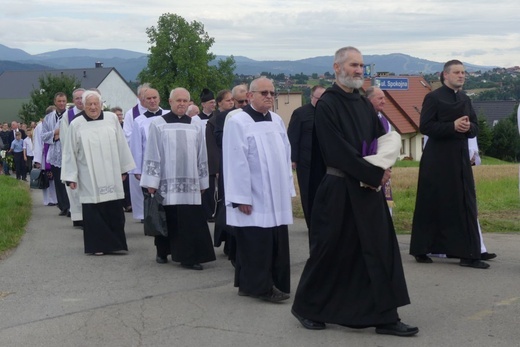 Ostatnie pożegnanie ks. prał. Franciszka Płonki w rodzinnym Zarzeczu