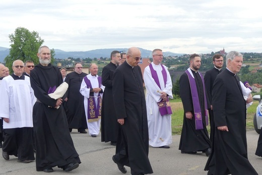 Ostatnie pożegnanie ks. prał. Franciszka Płonki w rodzinnym Zarzeczu