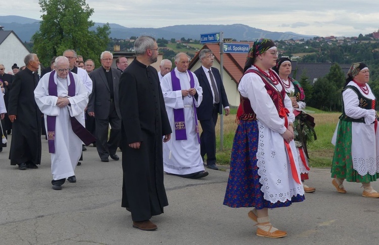 Ostatnie pożegnanie ks. prał. Franciszka Płonki w rodzinnym Zarzeczu