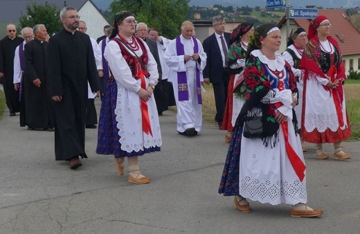 Ostatnie pożegnanie ks. prał. Franciszka Płonki w rodzinnym Zarzeczu