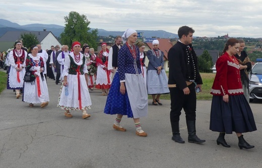 Ostatnie pożegnanie ks. prał. Franciszka Płonki w rodzinnym Zarzeczu