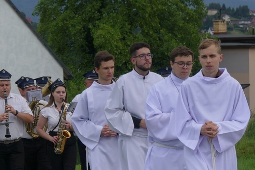 Ostatnie pożegnanie ks. prał. Franciszka Płonki w rodzinnym Zarzeczu