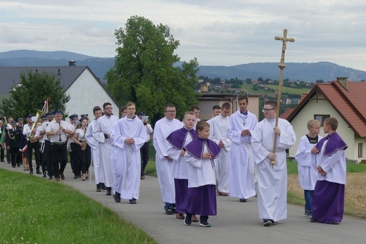 Ostatnie pożegnanie ks. prał. Franciszka Płonki w rodzinnym Zarzeczu