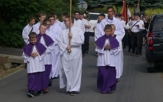 Ostatnie pożegnanie ks. prał. Franciszka Płonki w rodzinnym Zarzeczu