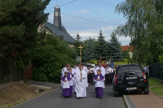 Ostatnie pożegnanie ks. prał. Franciszka Płonki w rodzinnym Zarzeczu