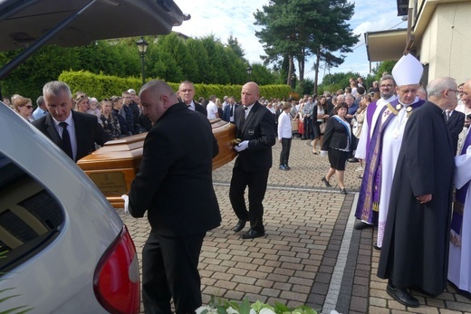 Ostatnie pożegnanie ks. prał. Franciszka Płonki w rodzinnym Zarzeczu