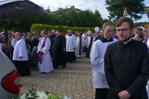 Ostatnie pożegnanie ks. prał. Franciszka Płonki w rodzinnym Zarzeczu