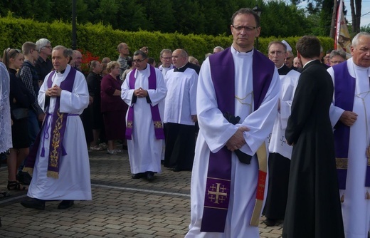 Ostatnie pożegnanie ks. prał. Franciszka Płonki w rodzinnym Zarzeczu