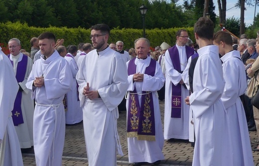 Ostatnie pożegnanie ks. prał. Franciszka Płonki w rodzinnym Zarzeczu