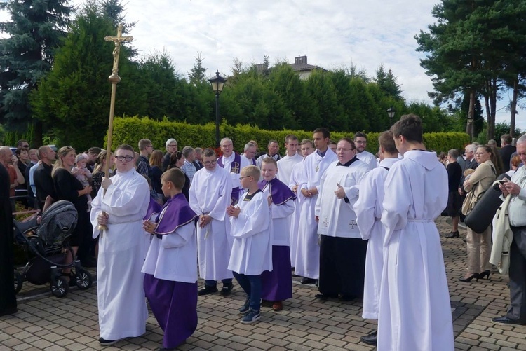 Ostatnie pożegnanie ks. prał. Franciszka Płonki w rodzinnym Zarzeczu