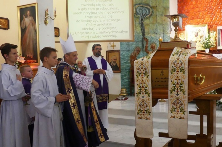 Ostatnie pożegnanie ks. prał. Franciszka Płonki w rodzinnym Zarzeczu