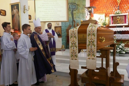 Ostatnie pożegnanie ks. prał. Franciszka Płonki w rodzinnym Zarzeczu