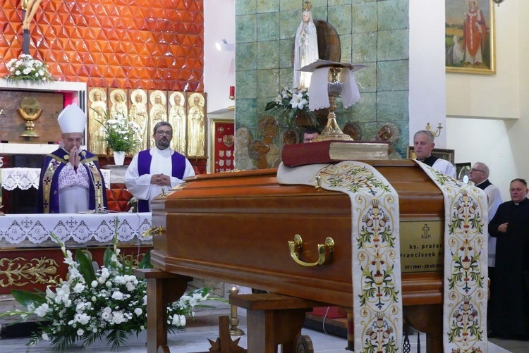 Ostatnie pożegnanie ks. prał. Franciszka Płonki w rodzinnym Zarzeczu