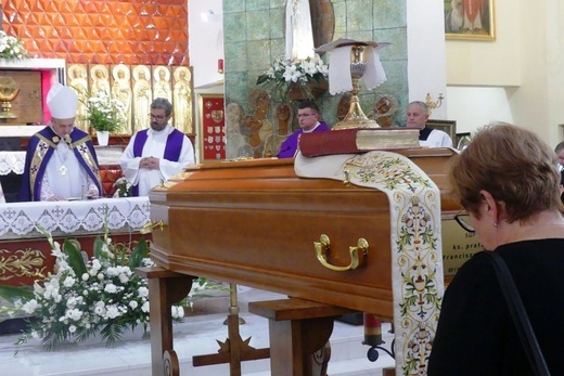 Ostatnie pożegnanie ks. prał. Franciszka Płonki w rodzinnym Zarzeczu