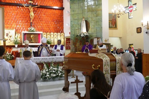 Ostatnie pożegnanie ks. prał. Franciszka Płonki w rodzinnym Zarzeczu