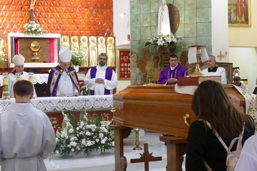 Ostatnie pożegnanie ks. prał. Franciszka Płonki w rodzinnym Zarzeczu