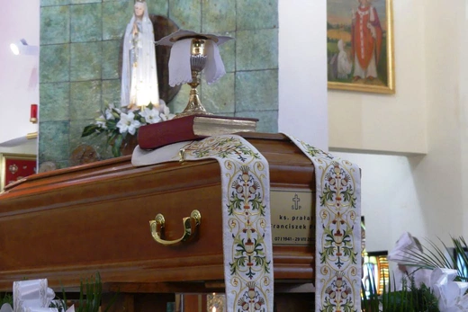 Ostatnie pożegnanie ks. prał. Franciszka Płonki w rodzinnym Zarzeczu