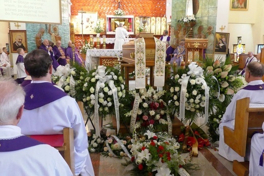 Ostatnie pożegnanie ks. prał. Franciszka Płonki w rodzinnym Zarzeczu