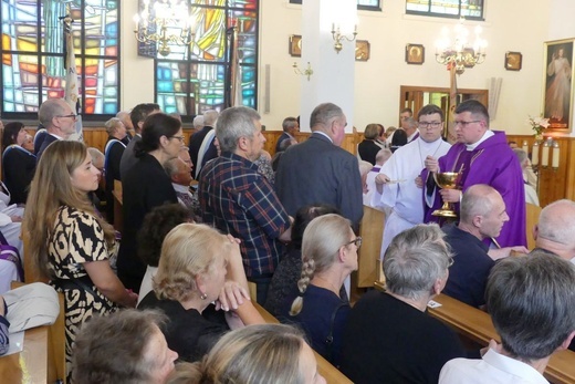 Ostatnie pożegnanie ks. prał. Franciszka Płonki w rodzinnym Zarzeczu