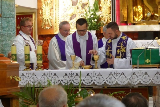 Ostatnie pożegnanie ks. prał. Franciszka Płonki w rodzinnym Zarzeczu