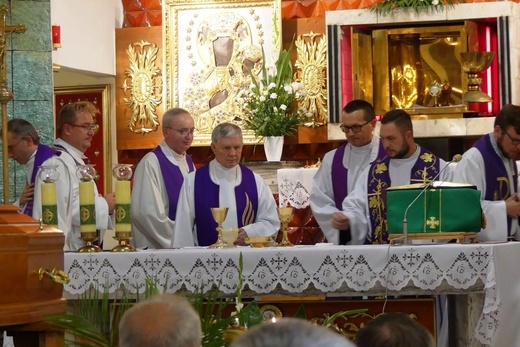 Ostatnie pożegnanie ks. prał. Franciszka Płonki w rodzinnym Zarzeczu