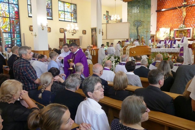 Ostatnie pożegnanie ks. prał. Franciszka Płonki w rodzinnym Zarzeczu