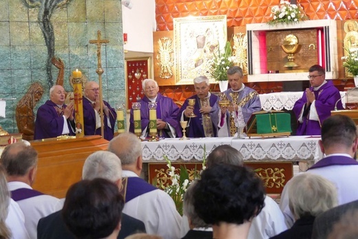 Ostatnie pożegnanie ks. prał. Franciszka Płonki w rodzinnym Zarzeczu