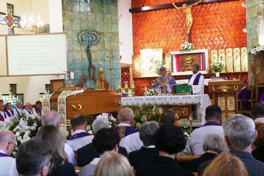 Ostatnie pożegnanie ks. prał. Franciszka Płonki w rodzinnym Zarzeczu