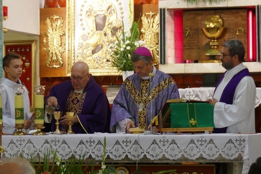 Ostatnie pożegnanie ks. prał. Franciszka Płonki w rodzinnym Zarzeczu