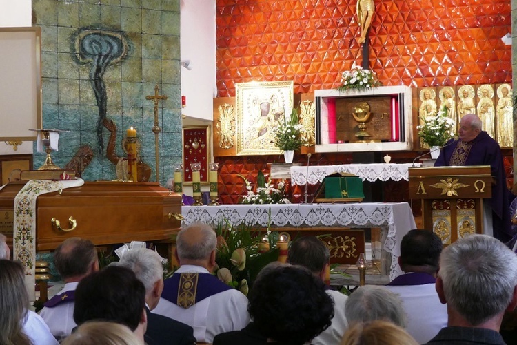 Ostatnie pożegnanie ks. prał. Franciszka Płonki w rodzinnym Zarzeczu