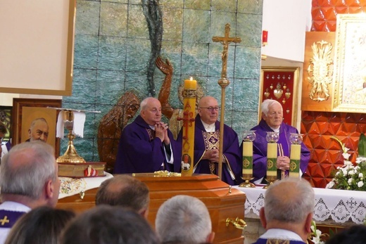 Ostatnie pożegnanie ks. prał. Franciszka Płonki w rodzinnym Zarzeczu