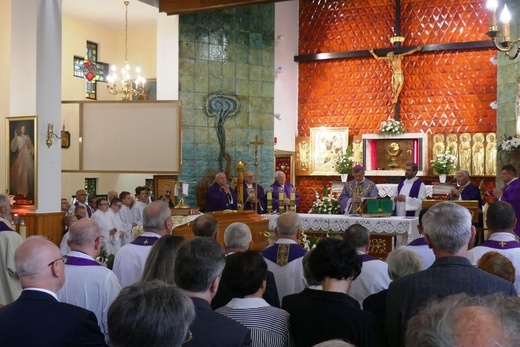 Ostatnie pożegnanie ks. prał. Franciszka Płonki w rodzinnym Zarzeczu