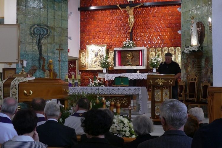 Ostatnie pożegnanie ks. prał. Franciszka Płonki w rodzinnym Zarzeczu