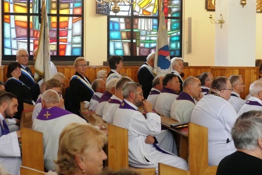 Ostatnie pożegnanie ks. prał. Franciszka Płonki w rodzinnym Zarzeczu