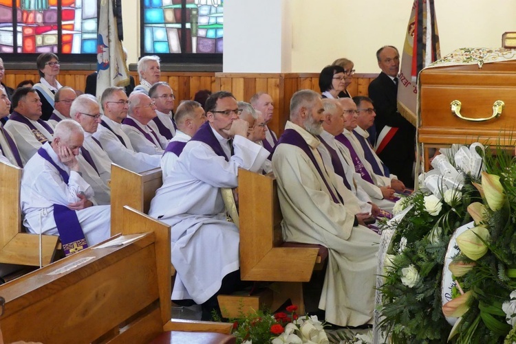 Ostatnie pożegnanie ks. prał. Franciszka Płonki w rodzinnym Zarzeczu