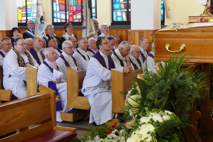 Ostatnie pożegnanie ks. prał. Franciszka Płonki w rodzinnym Zarzeczu