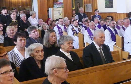 Ostatnie pożegnanie ks. prał. Franciszka Płonki w rodzinnym Zarzeczu