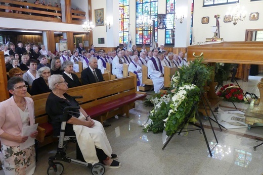 Ostatnie pożegnanie ks. prał. Franciszka Płonki w rodzinnym Zarzeczu